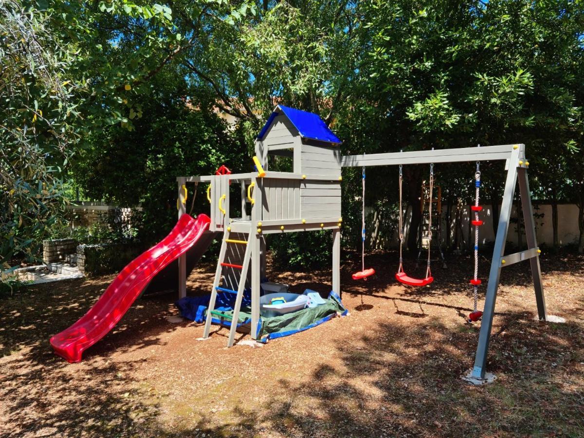 Villa Rosa With Yard And Children'S Playground Tar-Vabriga Eksteriør bilde