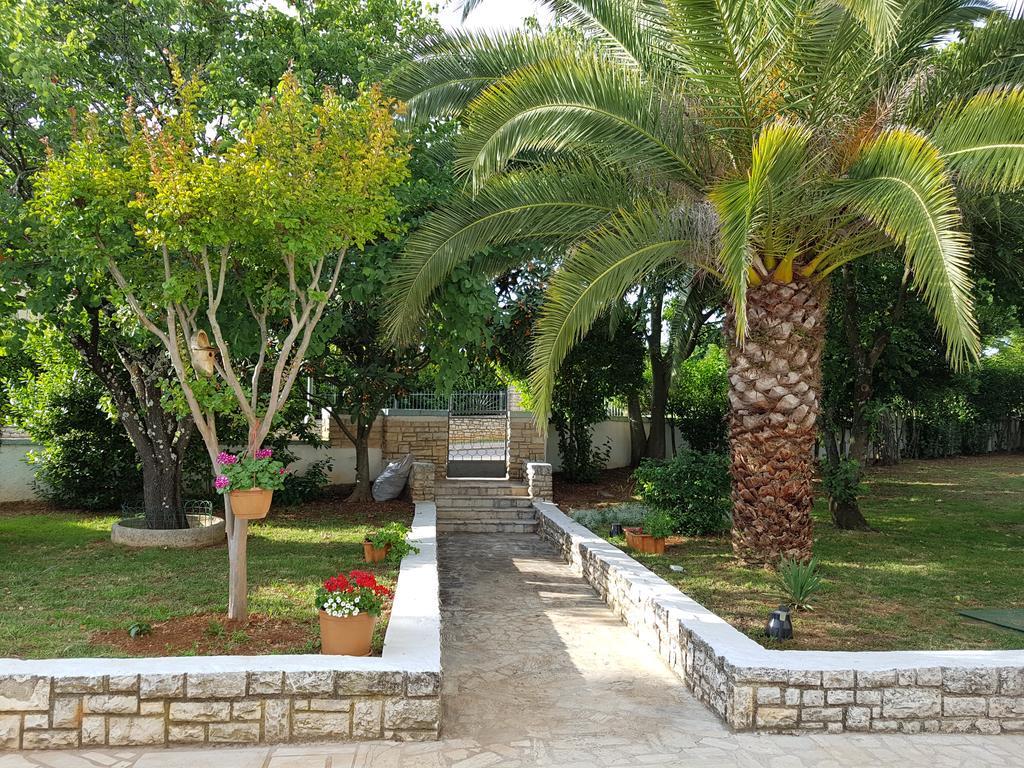 Villa Rosa With Yard And Children'S Playground Tar-Vabriga Eksteriør bilde